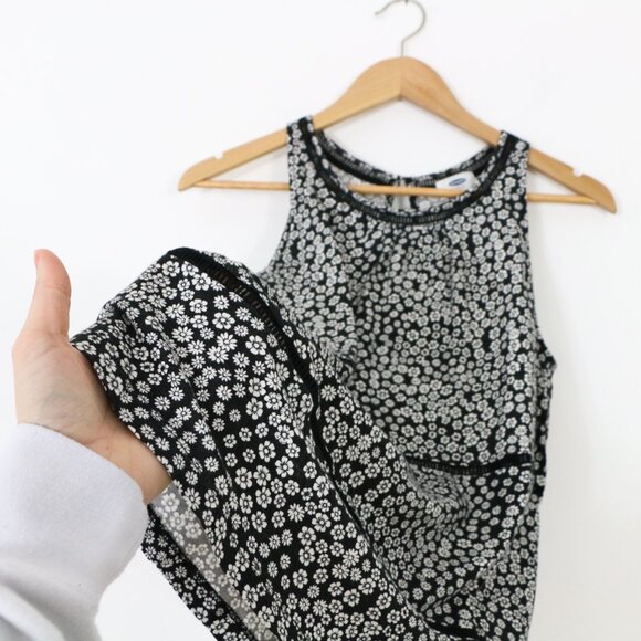 *Old Navy Black and White Flower Tank Top - Picture 4 of 9